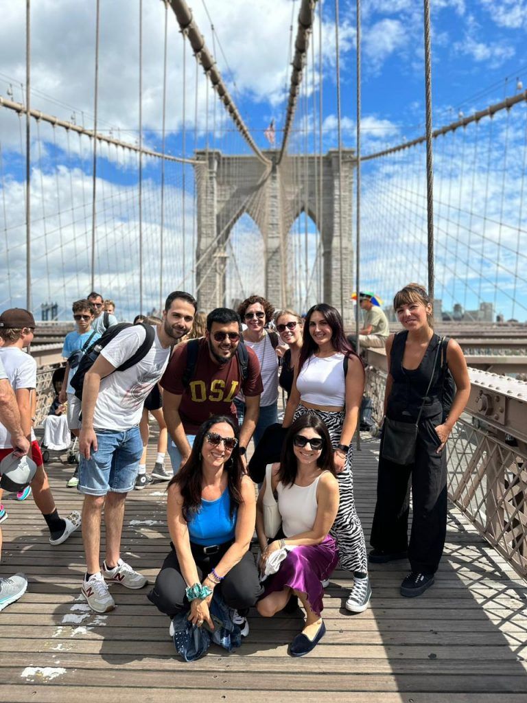 English Outdoors - Klasse auf der Brooklyn Bridge